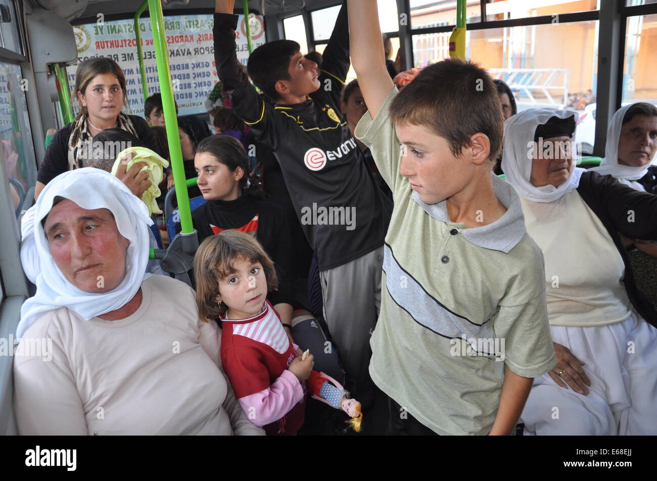 Diyarbakir. 17. August 2014. Irakischen Vertriebenen nehmen Sie einen Bus in der Türkei südliche Provinz Diyarbakir, 17. August 2014. Die Gewalt im Irak, die im Juni in der nördlichen Stadt Mosul und später begonnen erweitert auf andere Bereiche inmitten von Auseinandersetzungen zwischen militanten und irakische Sicherheitskräfte hat Wellen von Flüchtlingen zur türkischen Grenze geschickt. Bildnachweis: Mert Macit/Xinhua/Alamy Live-Nachrichten Stockfoto