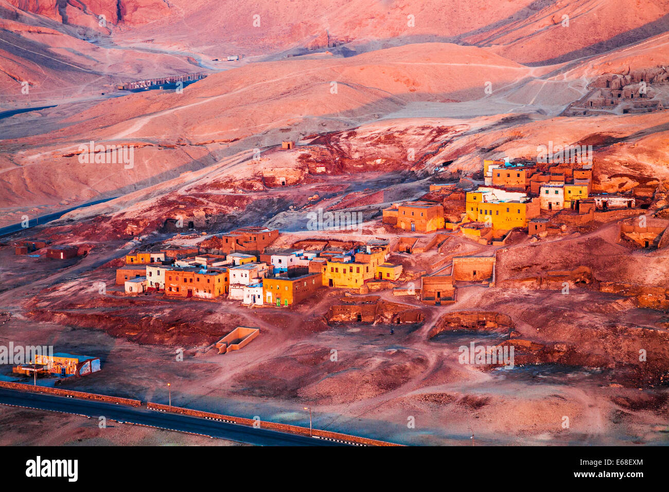 Blick auf das Dorf von Sheikh Adb el-Qurna in das Tal der Könige, Ägypten. Stockfoto