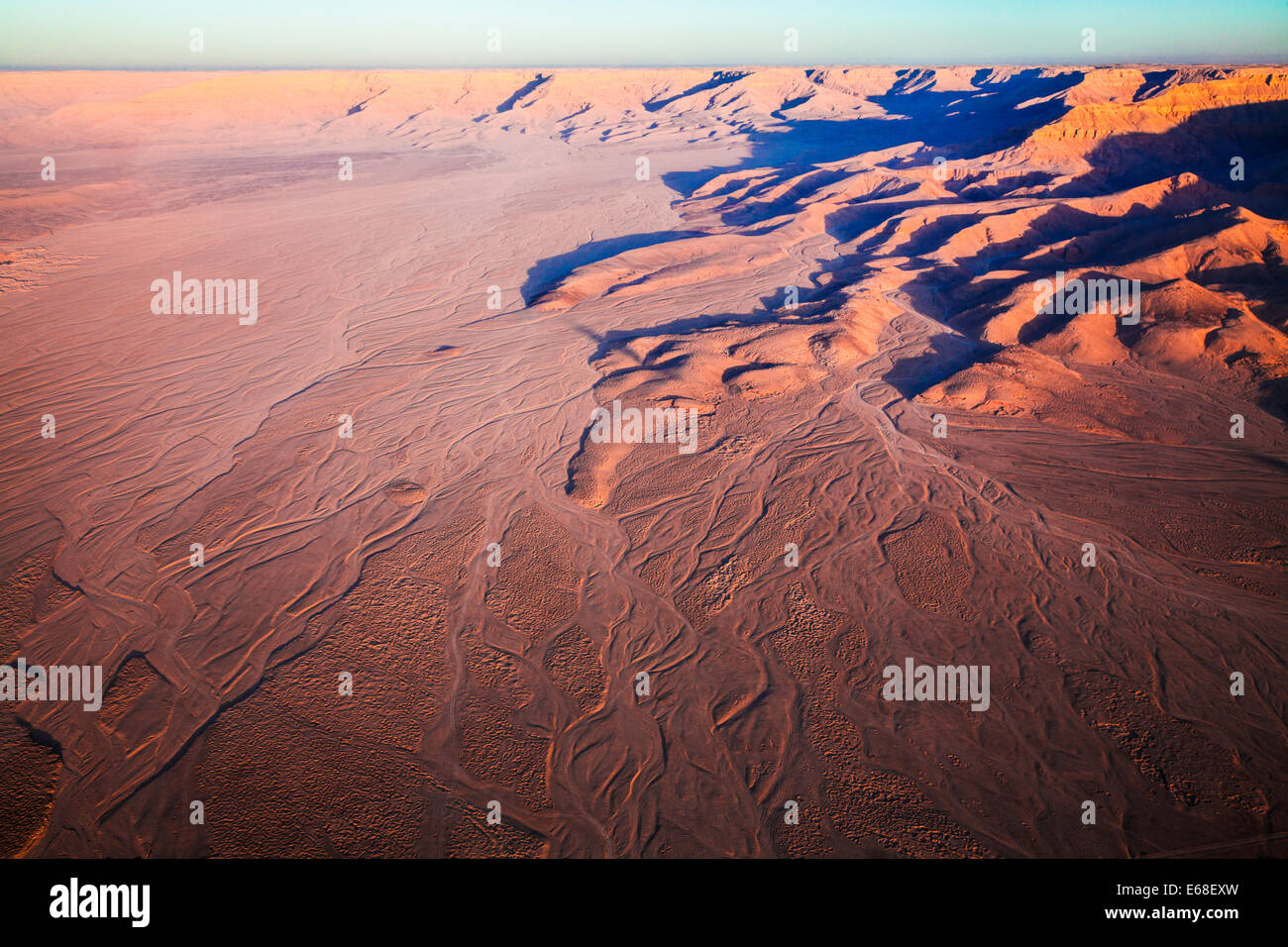 Luftaufnahme der Wüstenlandschaft in der Nähe von das Tal der Könige am Westufer des Nils in Ägypten. Stockfoto