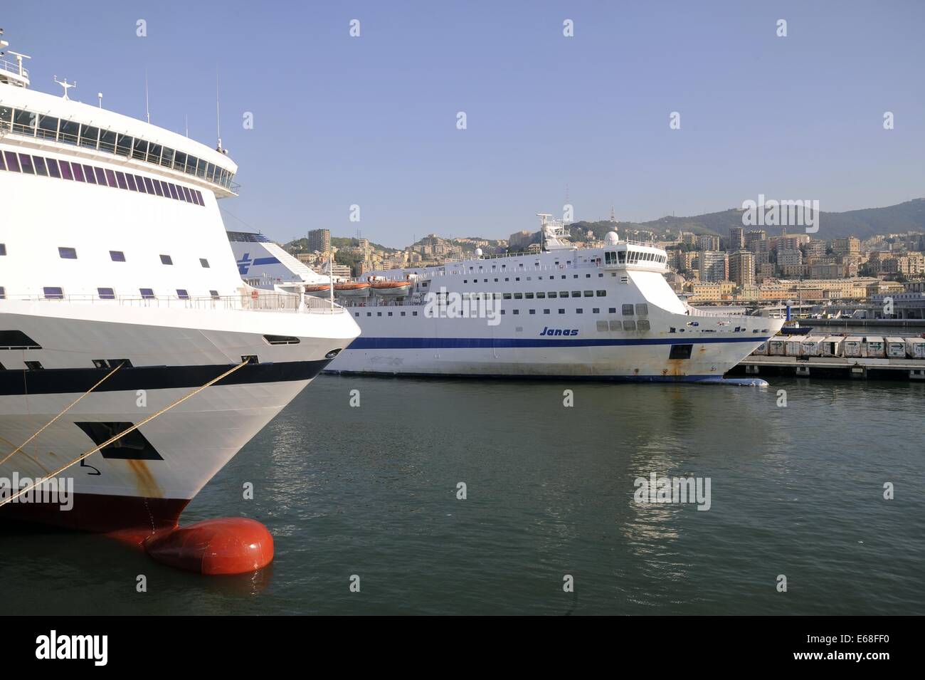 Hafen Genua (Italien), Kreuzfahrtschiffe am Liegeplatz Stockfoto