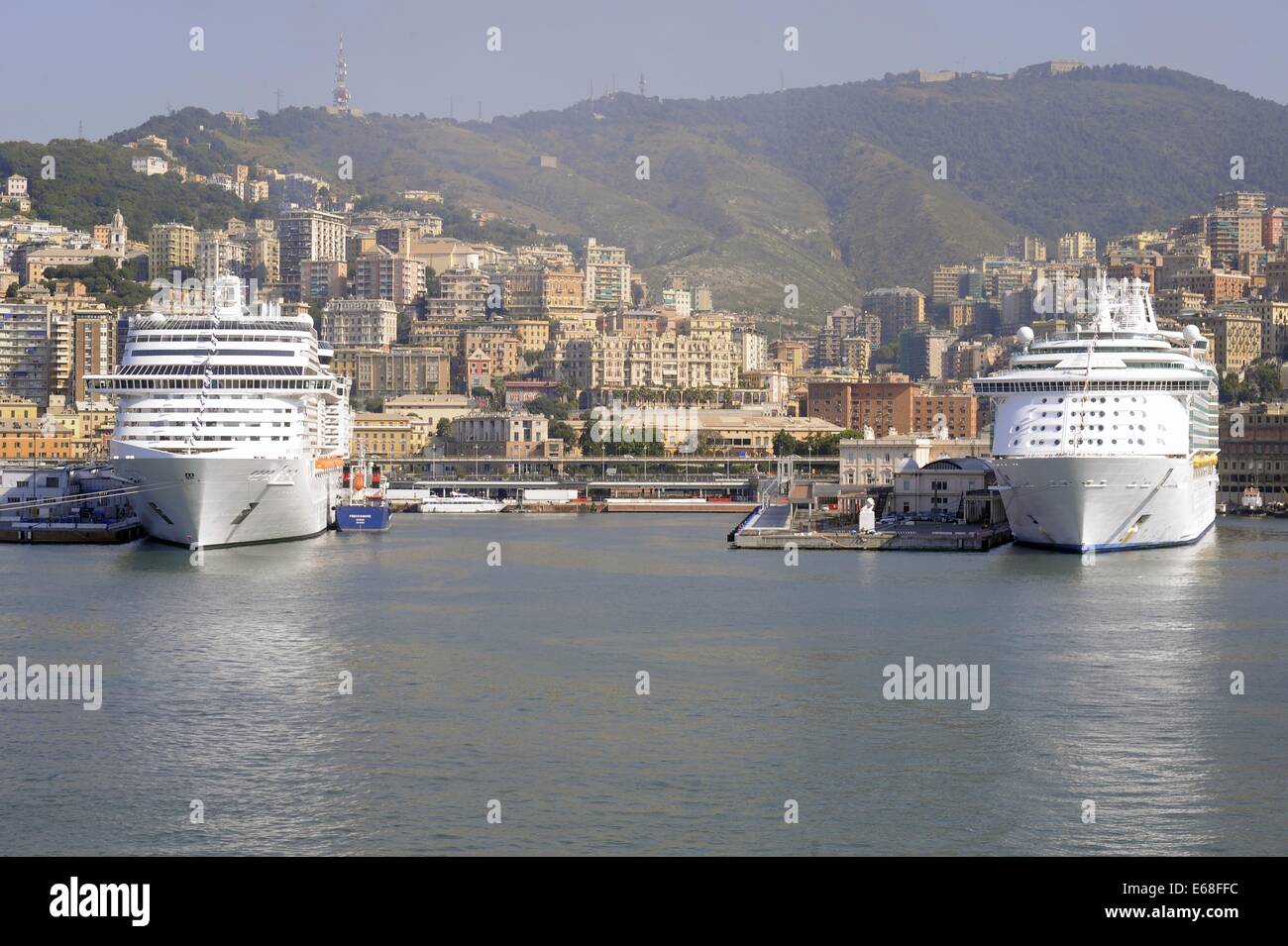 Hafen Genua (Italien), Kreuzfahrtschiffe am Liegeplatz Stockfoto