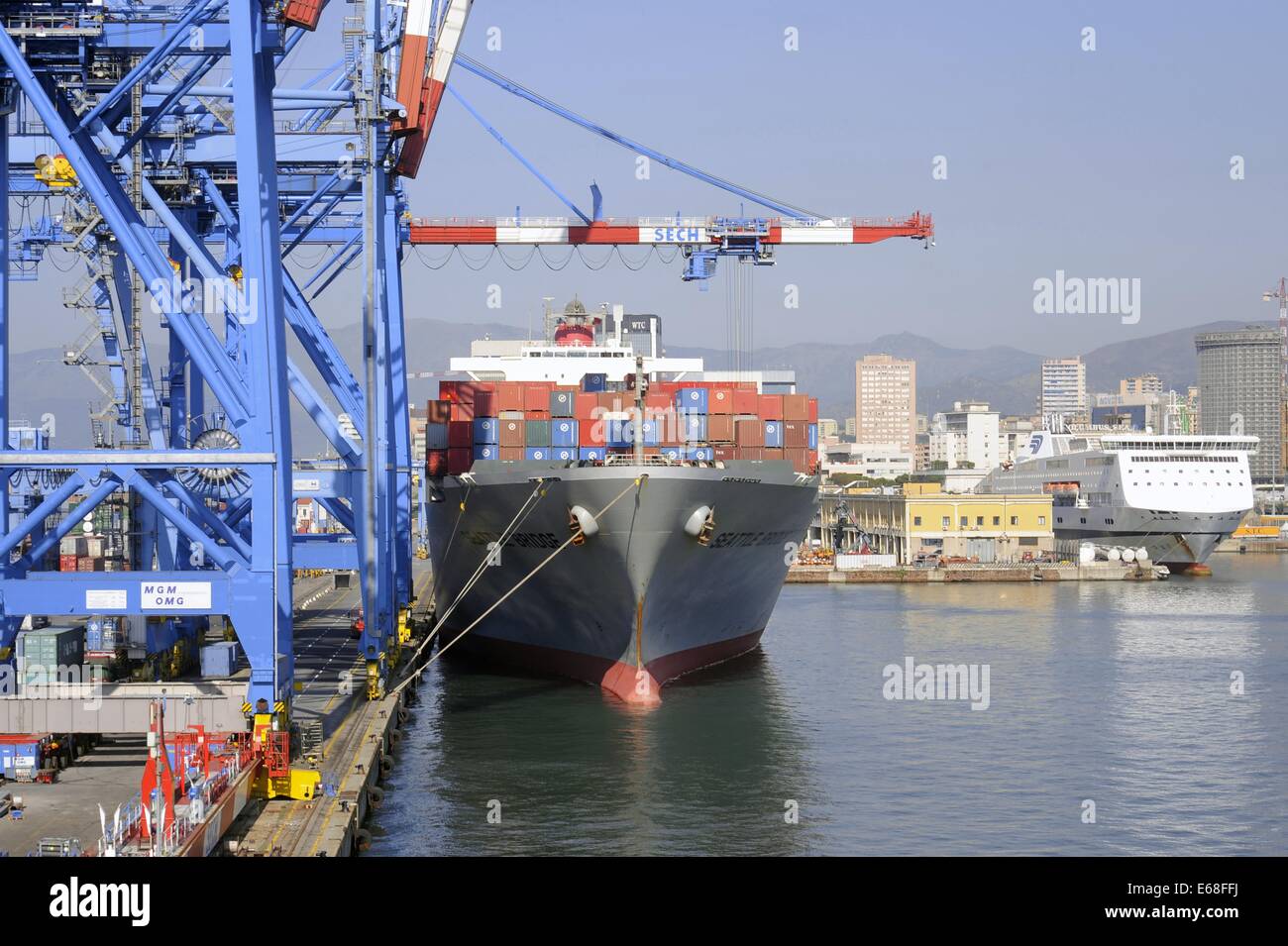 Hafen Genua (Italien), Containerschiff Stockfoto