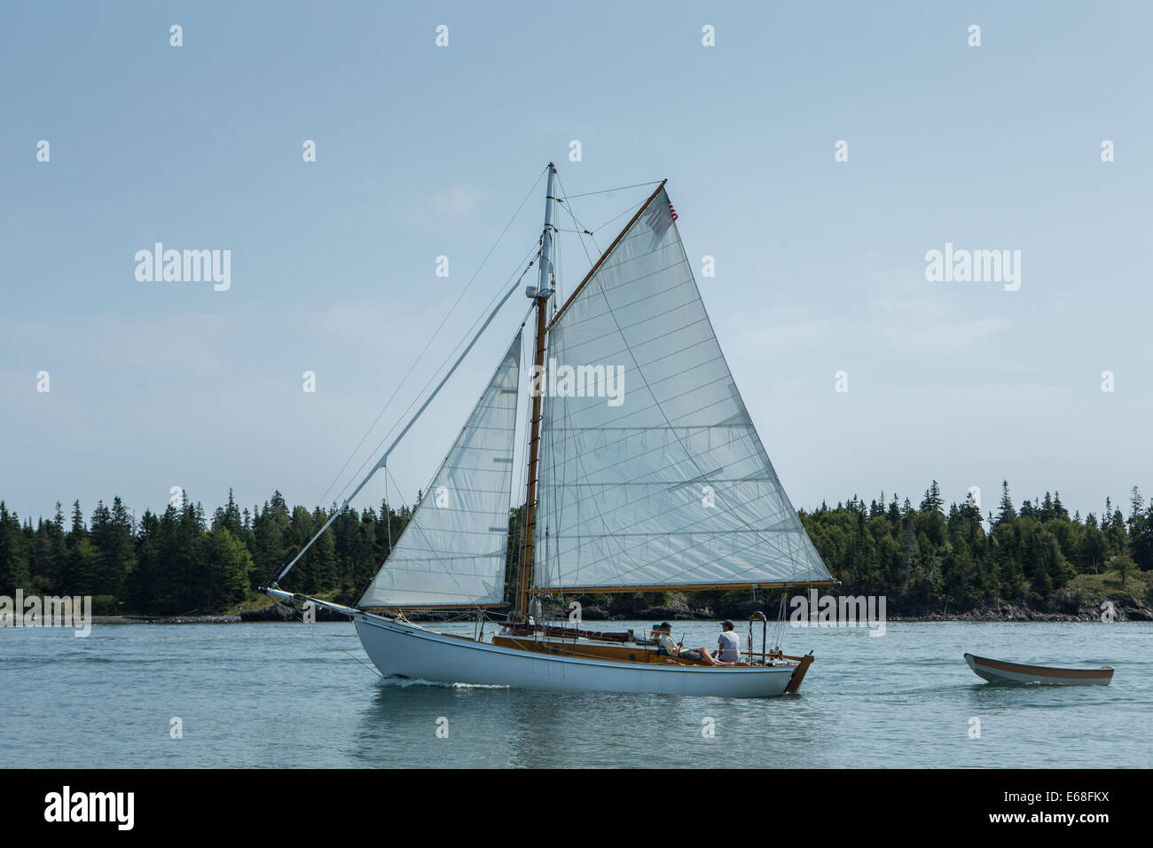 Fox Insel Thorofare, ME - 11. August 2014. Ein Gaff rigged Cutter Segeln durch Fox Island Thorofare. Stockfoto