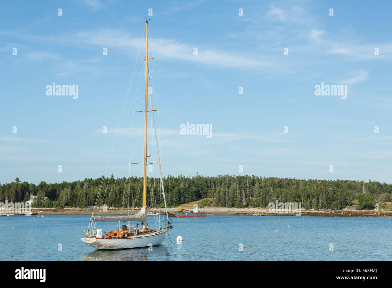 Southwest Harbor, ME - 12. August 2014. Schaluppe Isla auf einen Liegeplatz Ausgangspunkt Clark mit Begrünung Insel im Hintergrund. Stockfoto