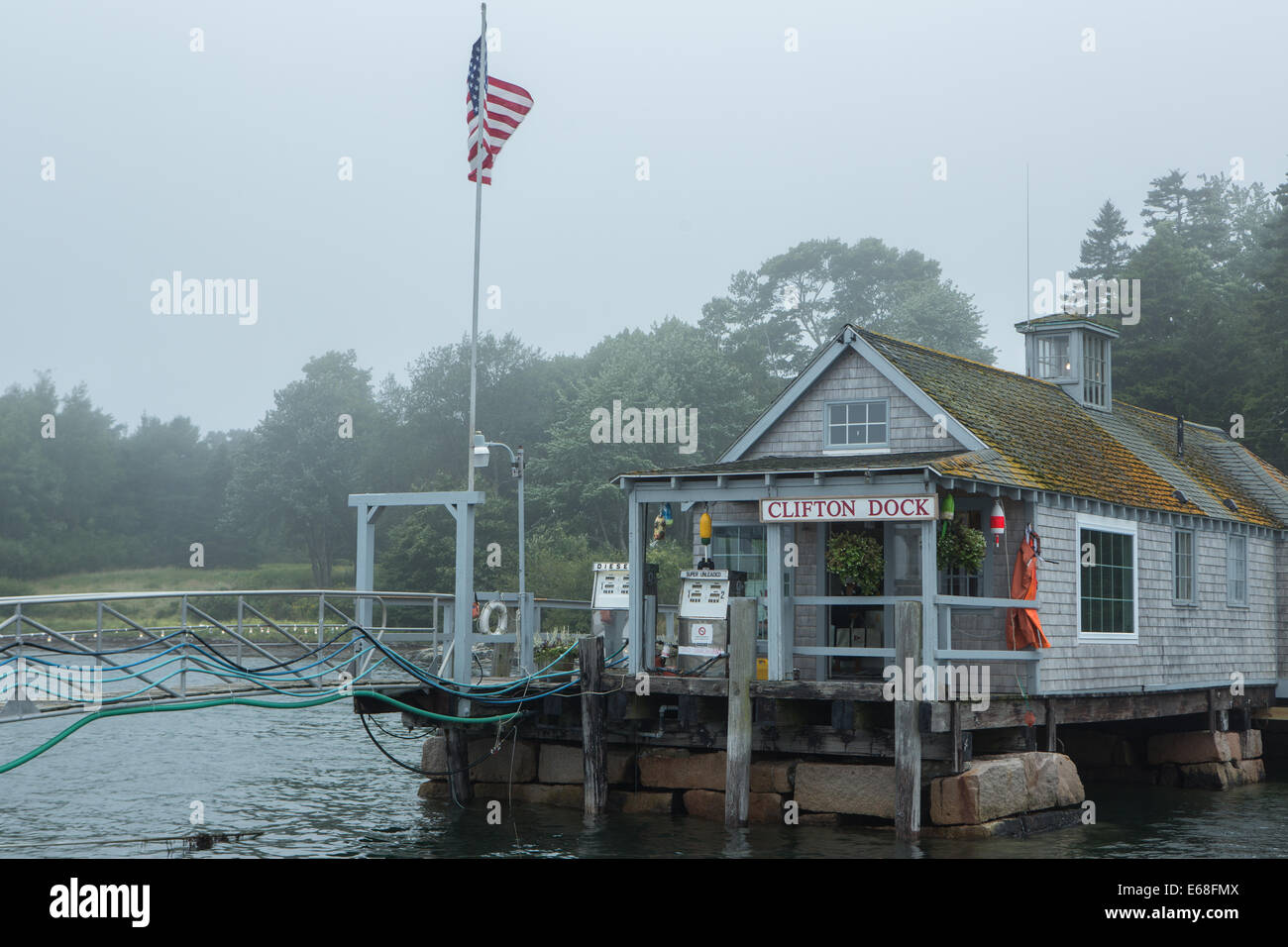 Northeast Harbor, ME - 13. August 2014. Clifton Dock, nahe dem Eingang zum Nordosten Hafen im Nebel. Stockfoto