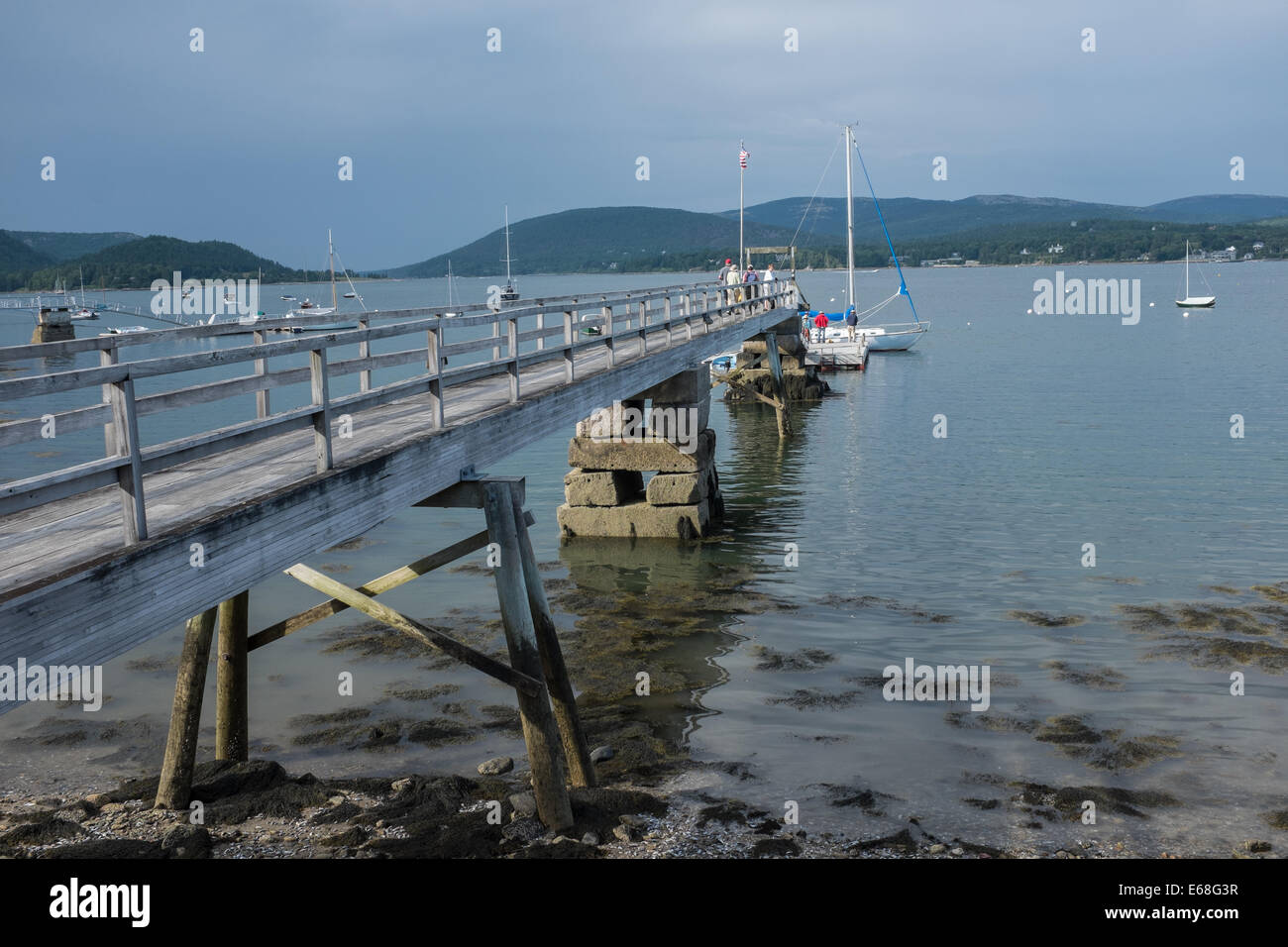 Southwest Harbor, ME - 7. August 2014. Das Dock im Claremont Hotel. Die Narrows am Eingang Somes Sound auf der linken Seite. Stockfoto