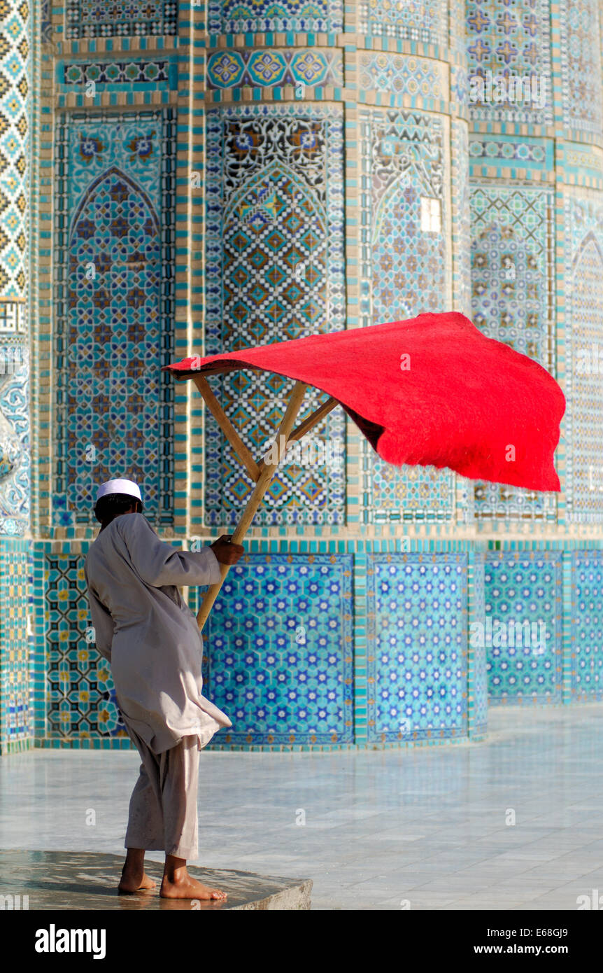 Afghanistan, Mazar-i-Sharif, Mann am Schrein von Hazrat Ali, blaue Moschee Stockfoto