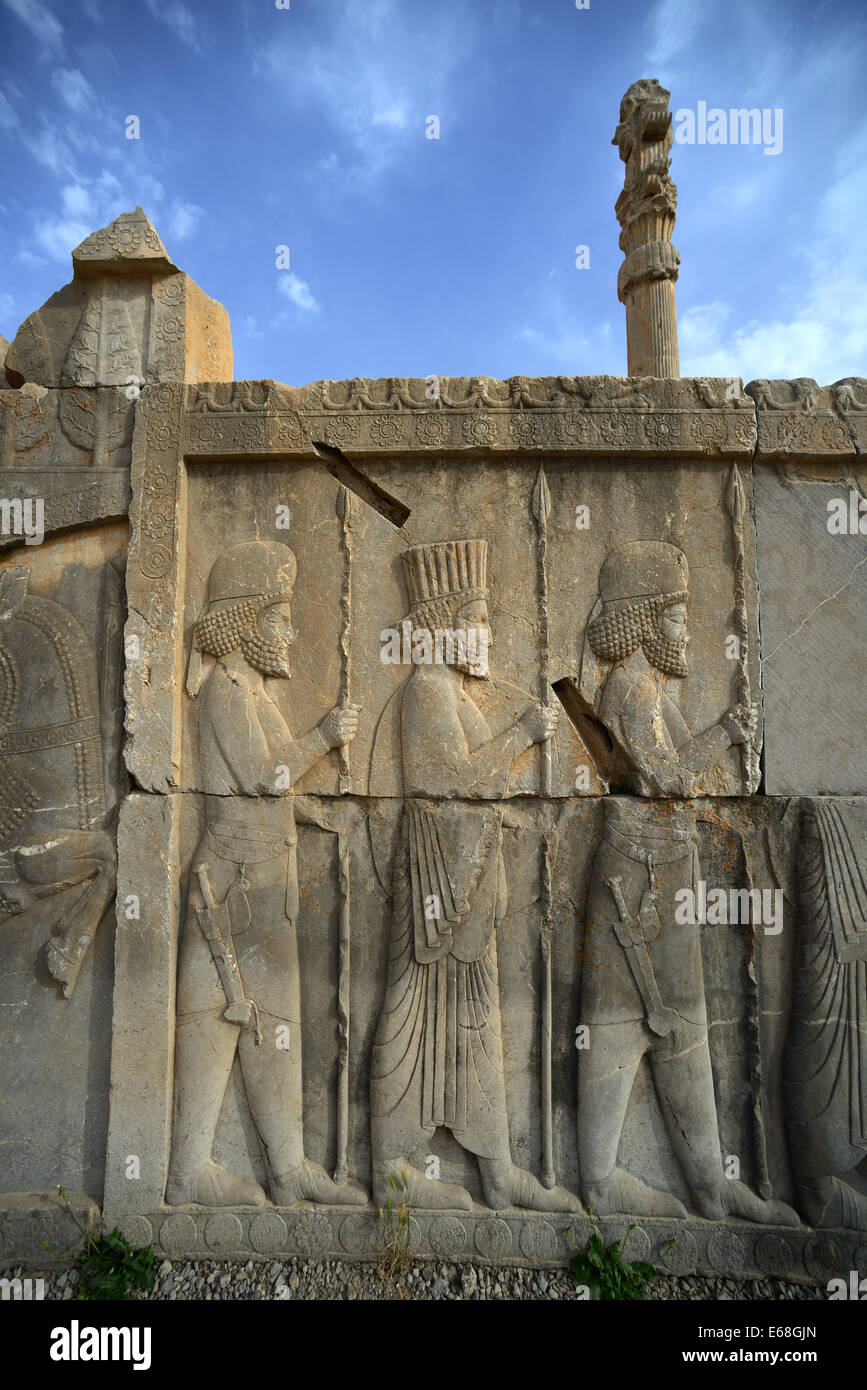 Iran, Fars, Basrelief der persischen und mittlere wachen. Apadana Palast, Persepolis, (UNESCO-Weltkulturerbe, 1979) Stockfoto