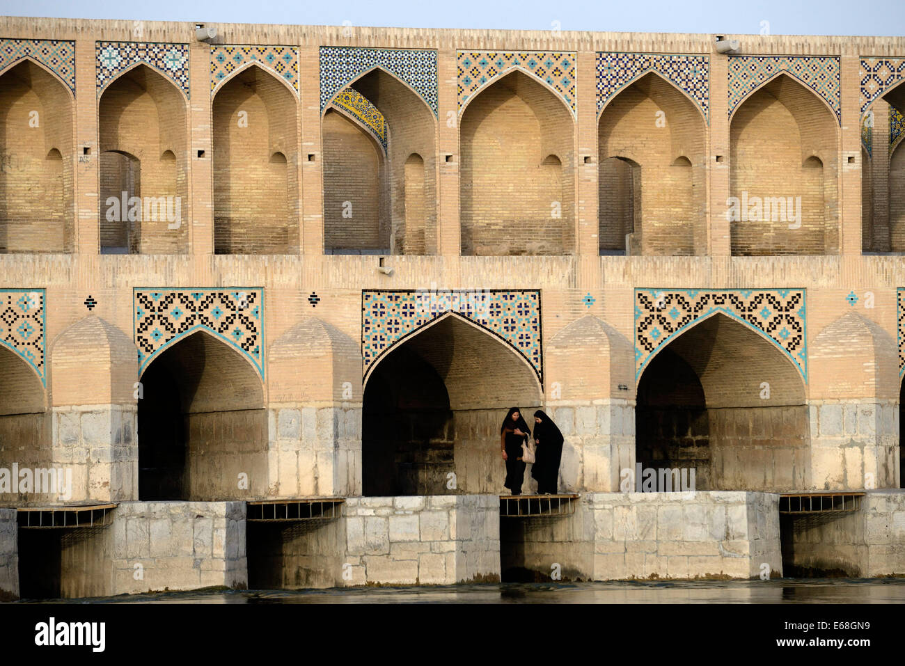 Iran, Esfahan, Pol-e Khaju Khaju-Brücke über den Fluss Zayandeh, erbaut um 1650, Stockfoto