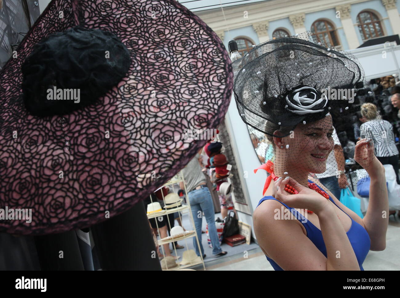 Moskau, Russland. 18. August 2014. Ein Besucher auf der 12. internationalen spezialisierte Ausstellung von Kopfbedeckungen Rohstoffe und Zubehör "Chapeau 2014", am Moskauer Gostiny Dvor. Bildnachweis: Wjatscheslaw Prokofiev/ITAR-TASS/Alamy Live-Nachrichten Stockfoto