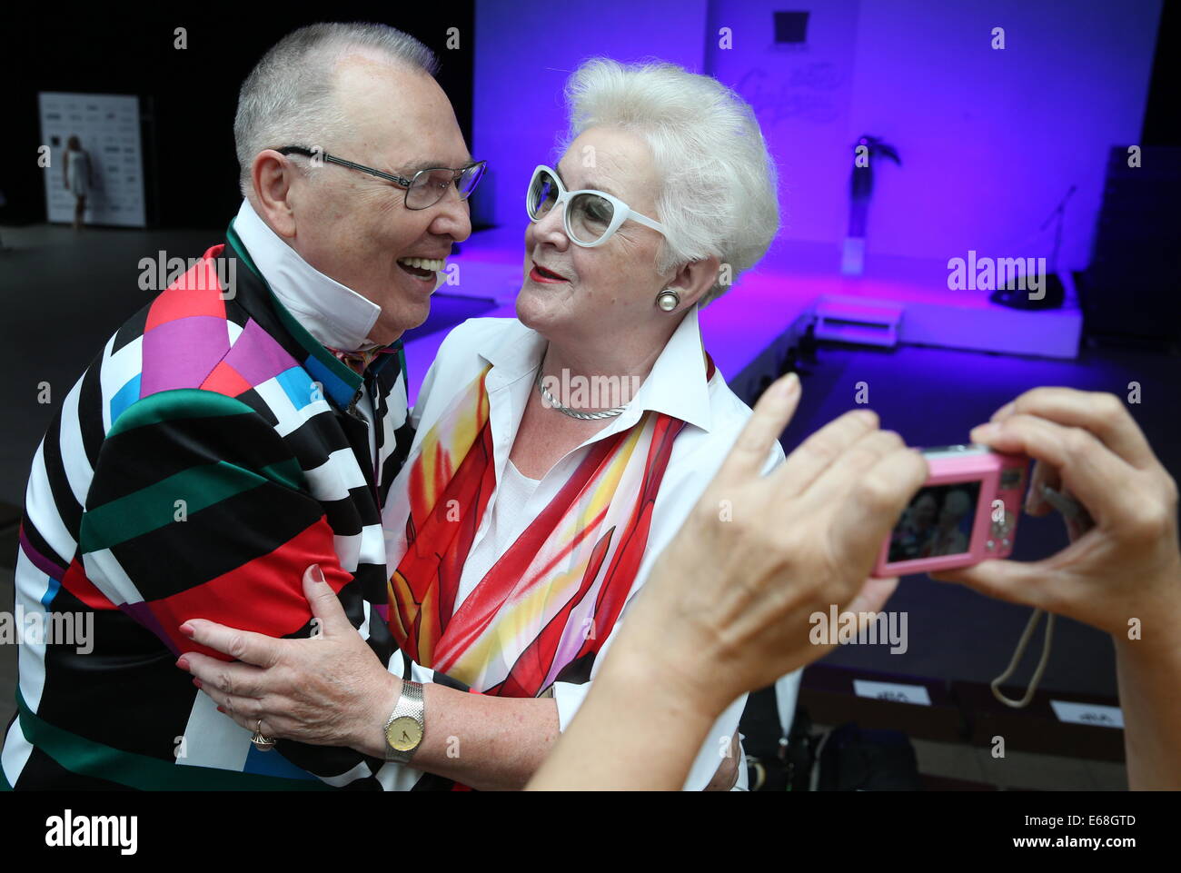 Moskau, Russland. 18. August 2014. Modedesignerin Vyacheslav Zaitsev und TV-Moderatorin Anna Shatilova an der 12. internationalen spezialisierte Ausstellung von Kopfbedeckungen Rohstoffe und Zubehör "Chapeau 2014", am Moskauer Gostiny Dvor. © Vyacheslav Prokofiev Stockfoto