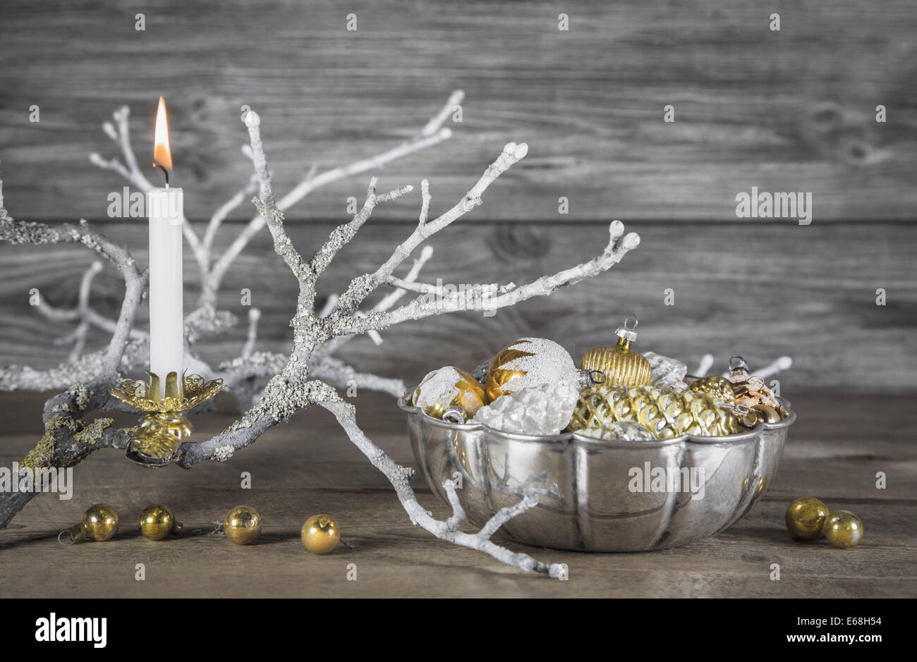 Vintage oder shabby chic Weihnachten Hintergrund mit einem brennenden Kerzen in gold und Silber Farben. Stockfoto