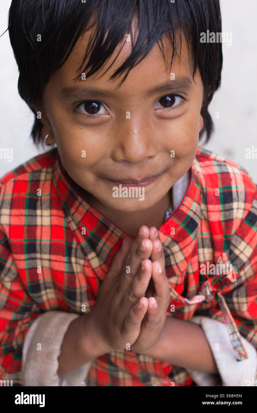 Ein Junge Lachelnde Hindu Kind Mit Gefalteten Handen Eine Namaste Auf Den Strassen Von Kathmandu Hauptstadt Von Nepal Stockfotografie Alamy
