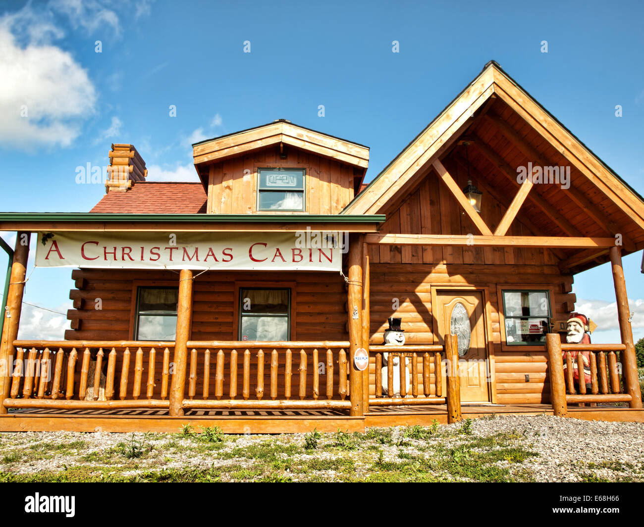 Blockhaus mit Weihnachtsschmuck Stockfoto