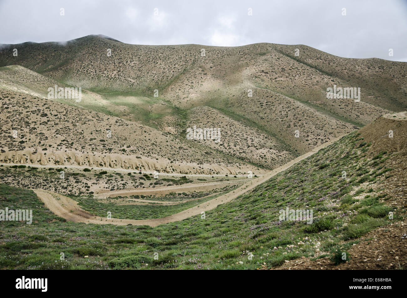 Gewundenen Weg von Ghemi nach Lo Manthang, Upper Mustang, Nepal Stockfoto