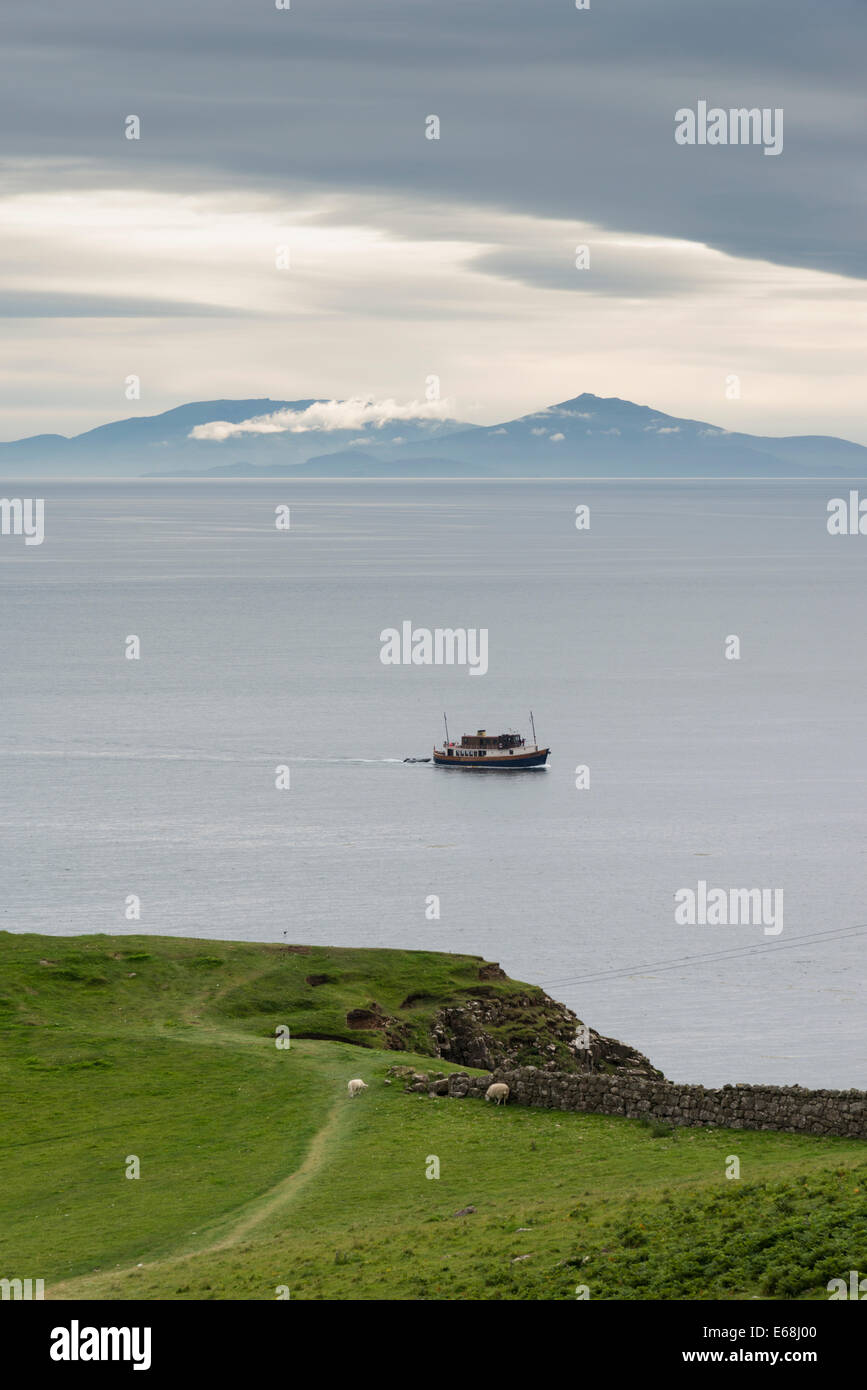 Ein kleiner Dampfer Boot auf dem Little Minch-Wasser-Kanal zwischen der Ilse of Skye und Benbecula in schottischen Hebriden Stockfoto