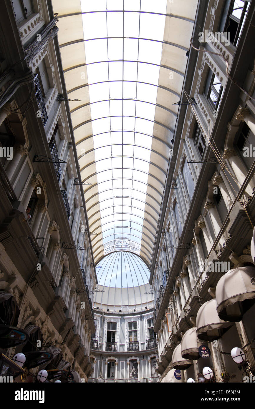 Innere des Cicek Pasaji in Istanbul, Türkei. Stockfoto