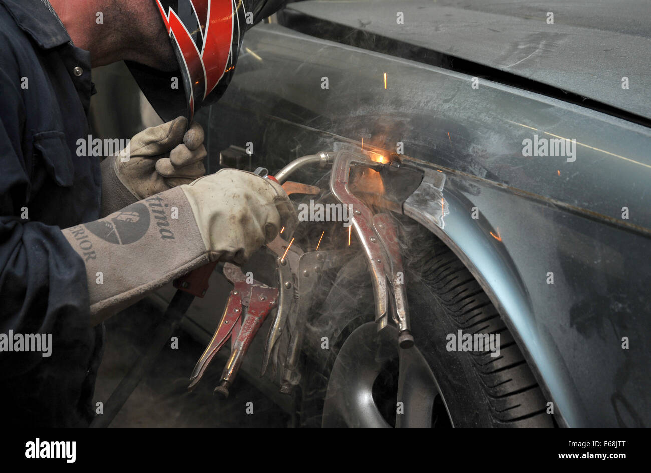 Kfz-Reparatur und Restaurierung - einen Reparatur-Patch in einem Radlauf  Schweißen Stockfotografie - Alamy