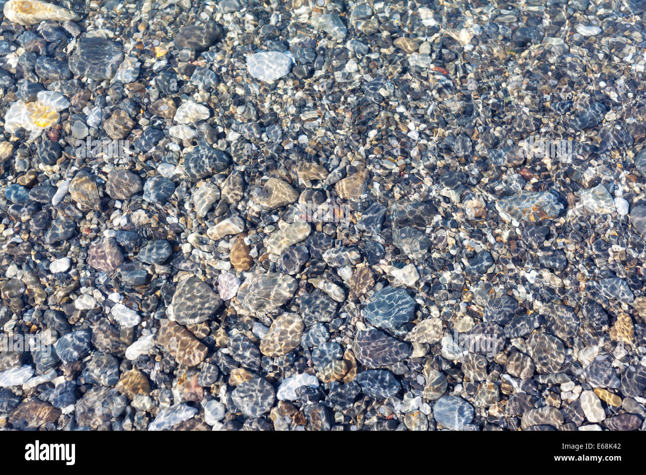 Natur-Set: Meer Kieselsteine unter Wasser-Hintergrund Stockfoto