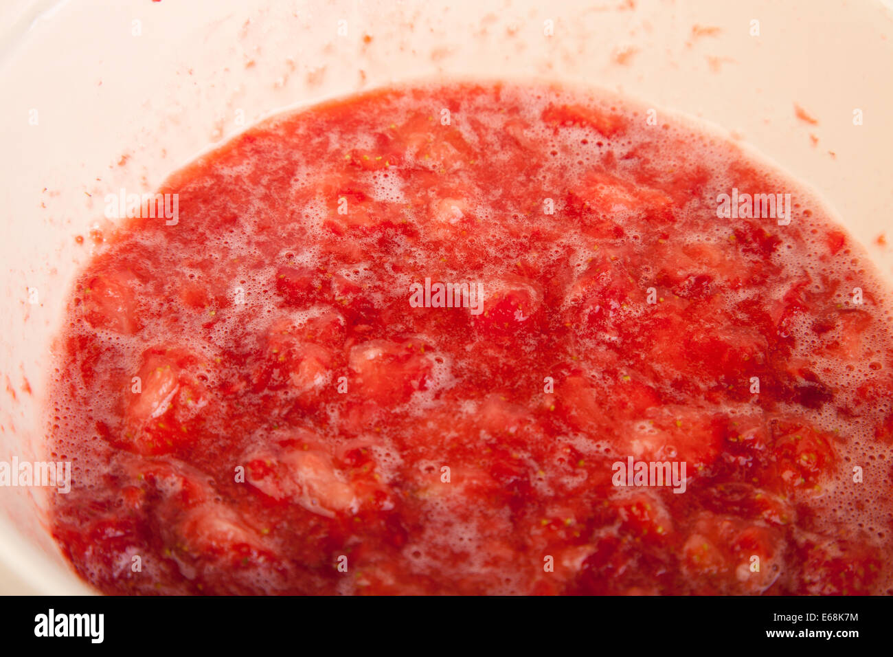 Erdbeeren mit Zucker vermischt hautnah Stockfoto