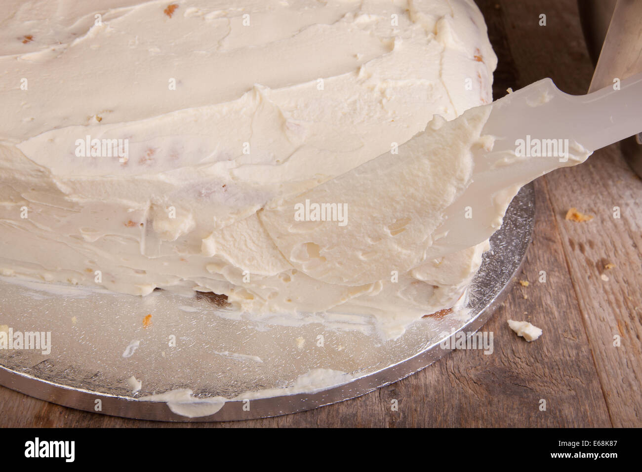 Kuchen mit Mascarpone-Käse-Creme bedeckt Stockfoto