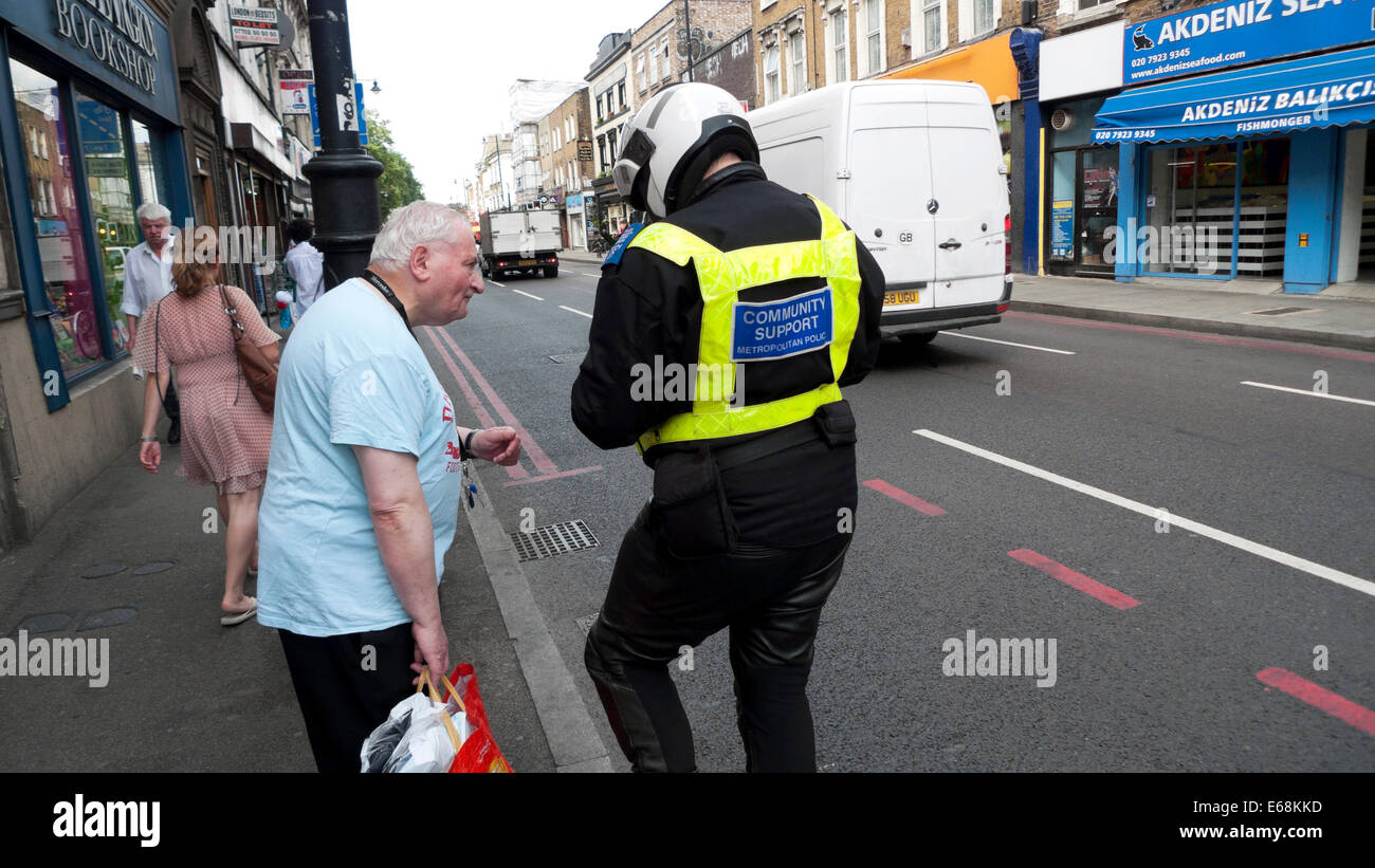 Community Support Officer hilft einem älteren Mann, sich in der Stoke Newington Street im Nordosten Londons zu finden, Großbritannien KATHY DEWITT Stockfoto