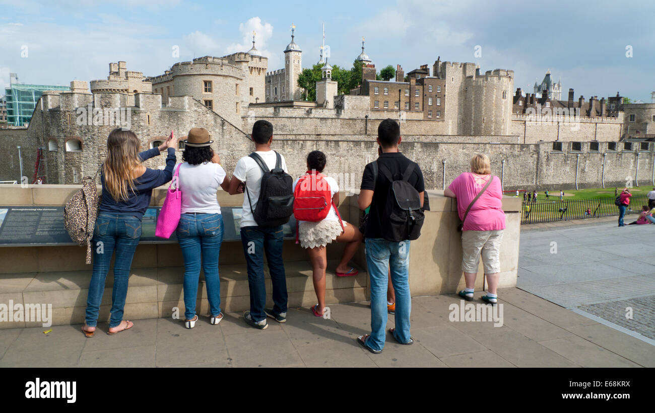 Rückansicht der Familie Touristen auf der Suche auf dem Tower of London Gebäude London England UK KATHY DEWITT Stockfoto