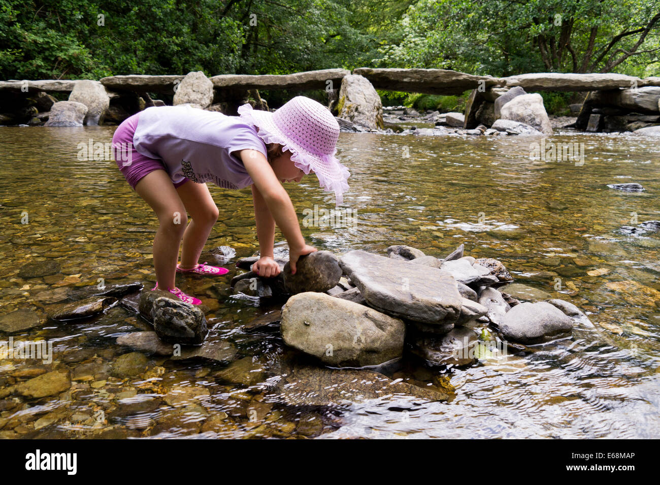 Junge Kind Tar Erkundung Schritte Exmoor Devon, Großbritannien Stockfoto