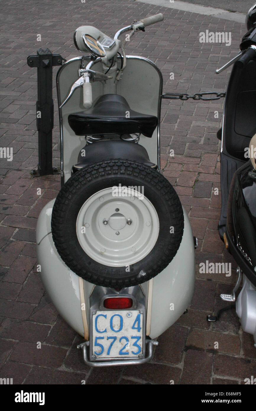 Alte 50er Lambretta in neuwertigem Zustand Blick von hinten befindet sich außerhalb Como Kathedrale, Italien Stockfoto