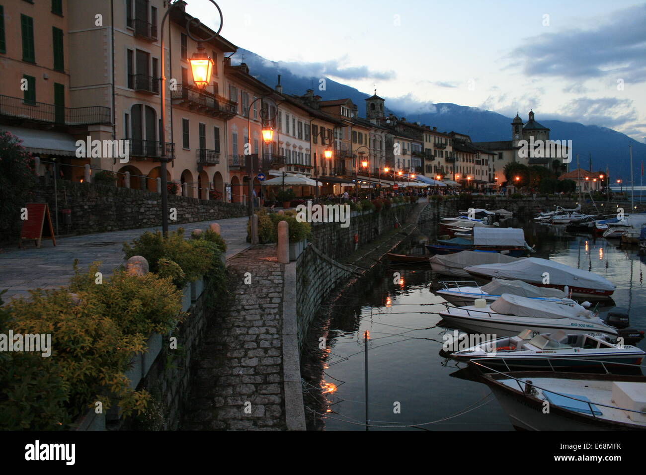 Cannobio Hafen bei Sonnenuntergang, Lago Maggiore Stockfoto