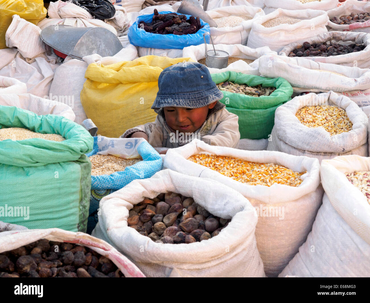 Eine lokale Kind Beetween Korn Taschen auf dem Markt - Chivay, Peru Stockfoto