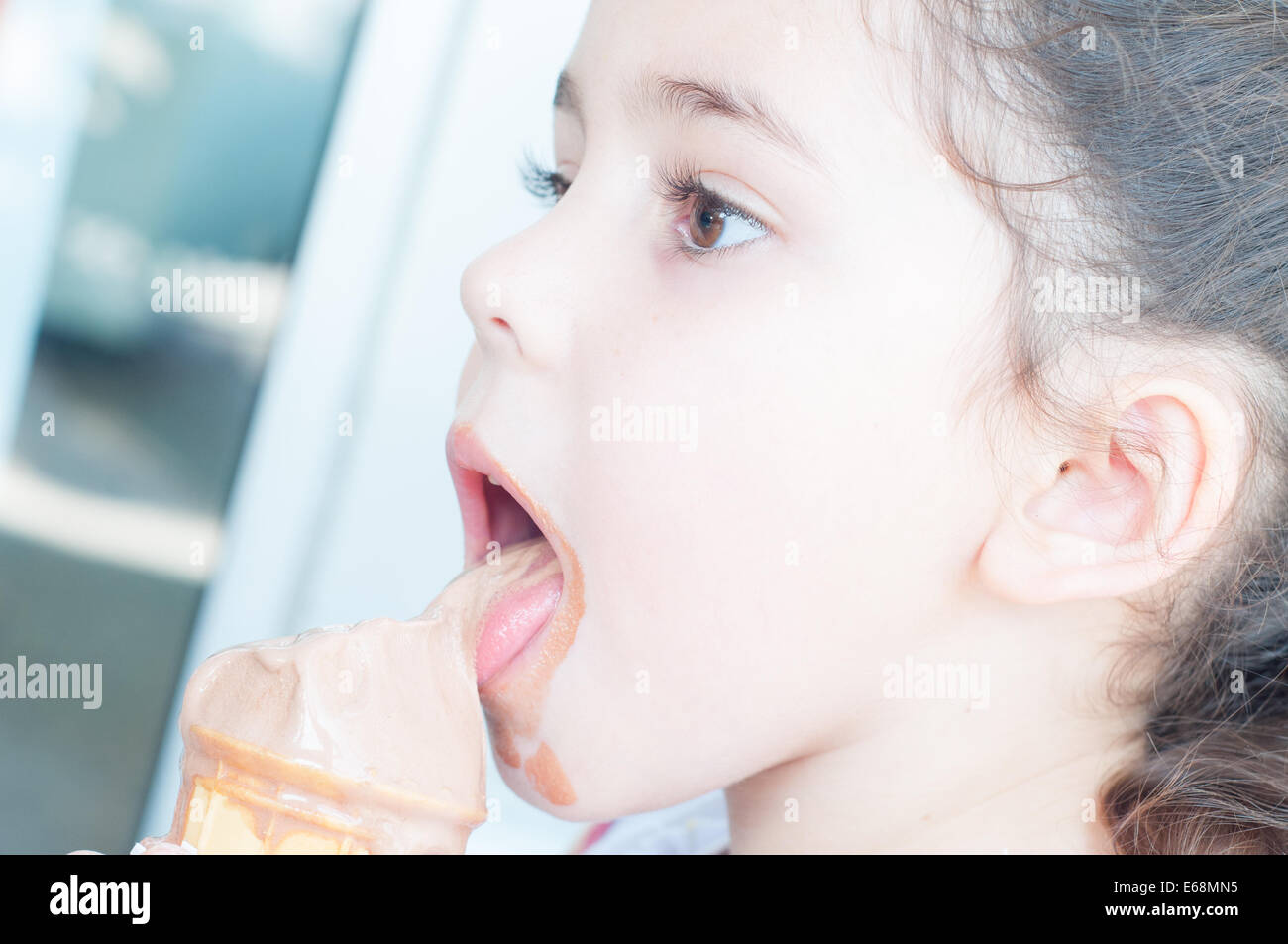 Mädchen, Eis essen Stockfoto