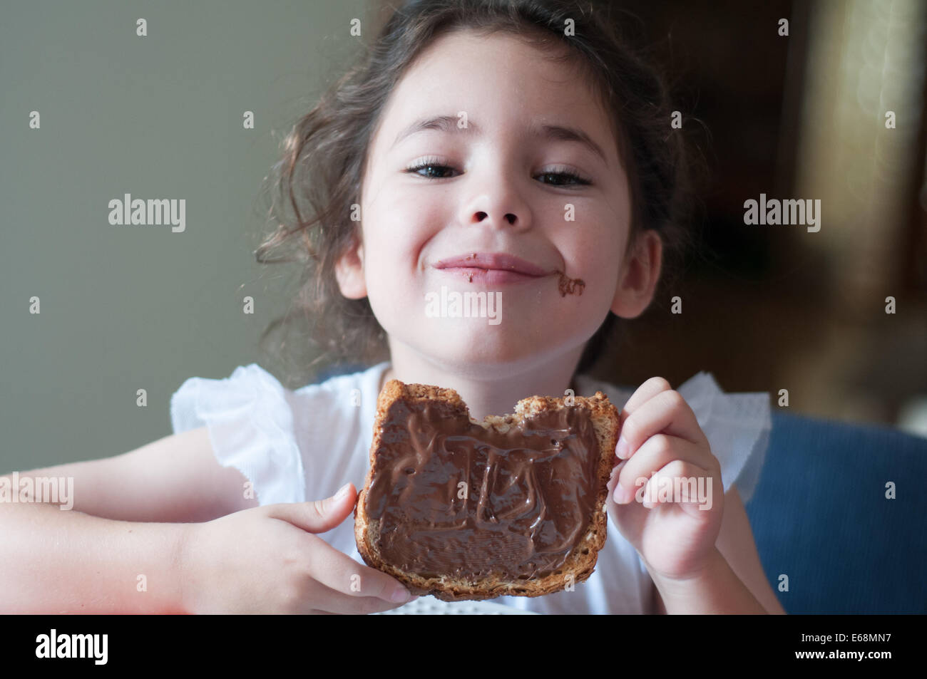 Kind essen Brot mit Nutella Stockfoto