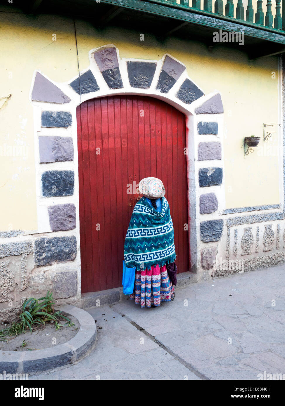 Frau in traditioneller Kleidung in einer Tür - Chivay, Peru Stockfoto