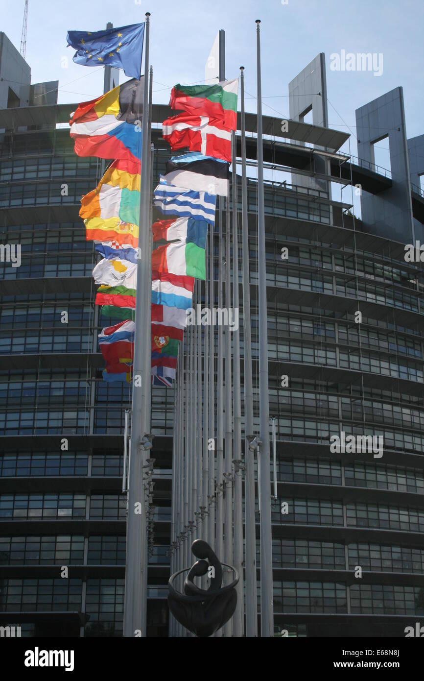 Gebäude des Europäischen Parlaments, Straßburg, Frontansicht aller europäischen Flaggen Stockfoto