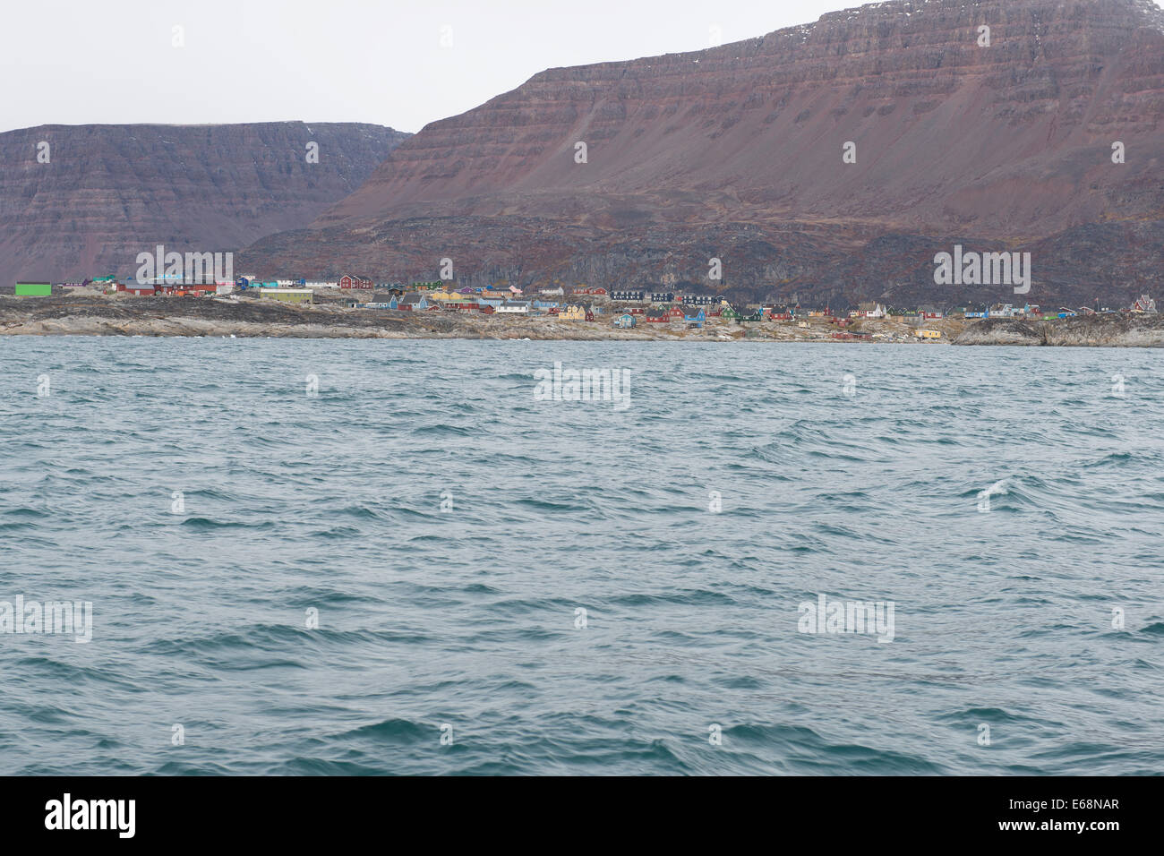 Qeqertarsuaq in Grönland vom Wasser mit bunten Häusern gesehen Stockfoto
