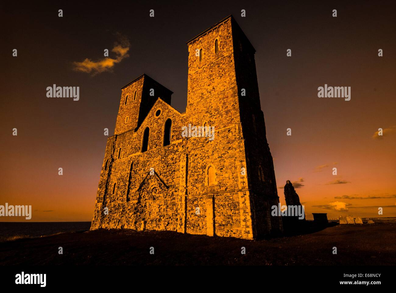 Reculver Castle in Kent, UK bei Sonnenuntergang im Sommer Stockfoto