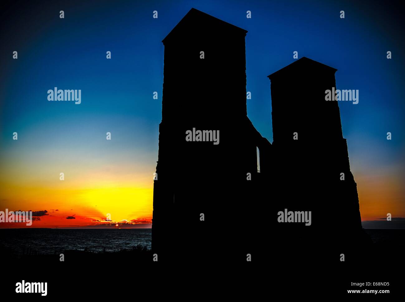 Reculver Castle in Kent, UK bei Sonnenuntergang im Sommer Stockfoto