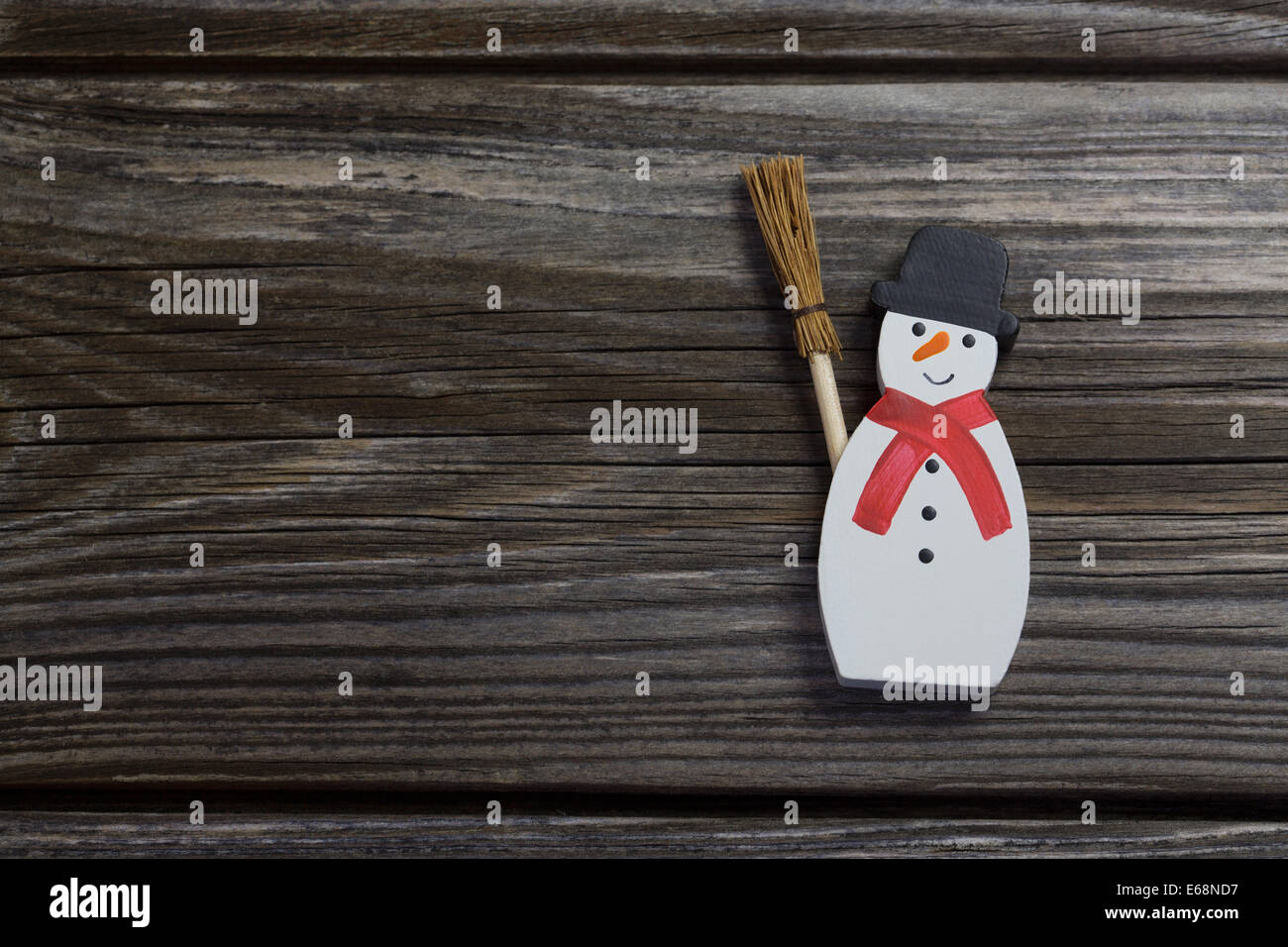 Schneemann in rote und weiße Farbe auf Holz Hintergrund für Weihnachtsdekoration. Stockfoto