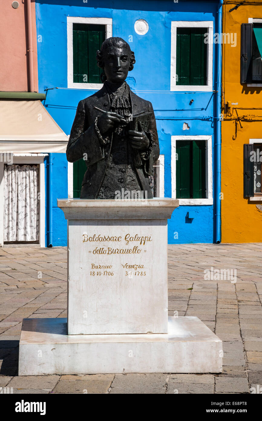 Statue des italienischen Komponisten Baldassare Galuppi, Plazza D Galuppi, Burano, Veneto, Italien. Stockfoto