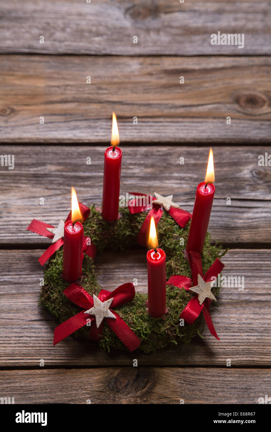 Weihnachten Hintergrund mit vier roten brennenden Kerzen. Stockfoto