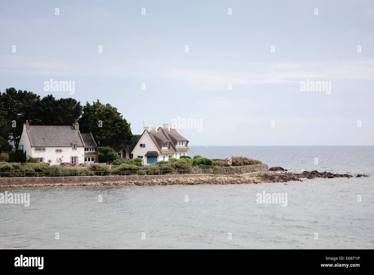Häuser entlang der Küste von La Trinité-Sur-Mer, Bretagne, Frankreich Stockfoto