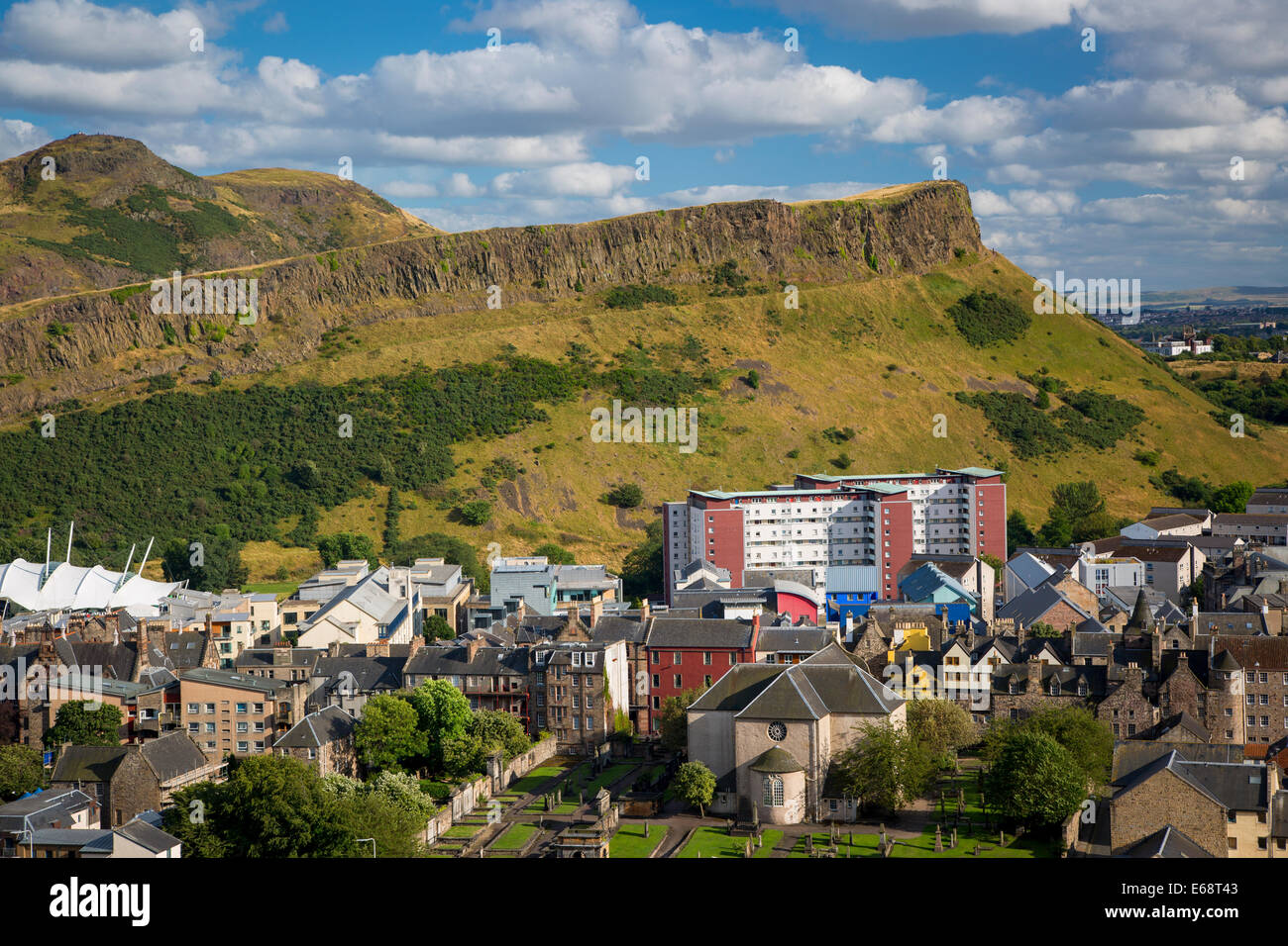 Arthurs Seat Salisbury Crags erhebt sich über Edinburgh, Schottland Lothian Stockfoto