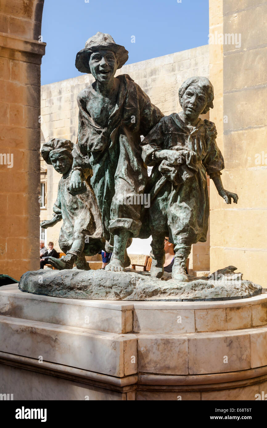 Antonio Sciortino Les Gavroches Darstellung drei Parisian Straße Seeigel, Upper Barracca Gardens, Valletta, Malta. Stockfoto