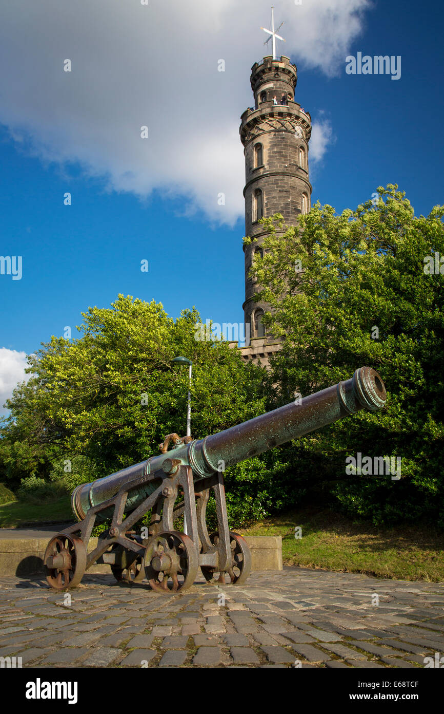 Kanone unter dem Admiral Nelson Memorial Turm, Edinburgh, Lothian, Schottland Stockfoto