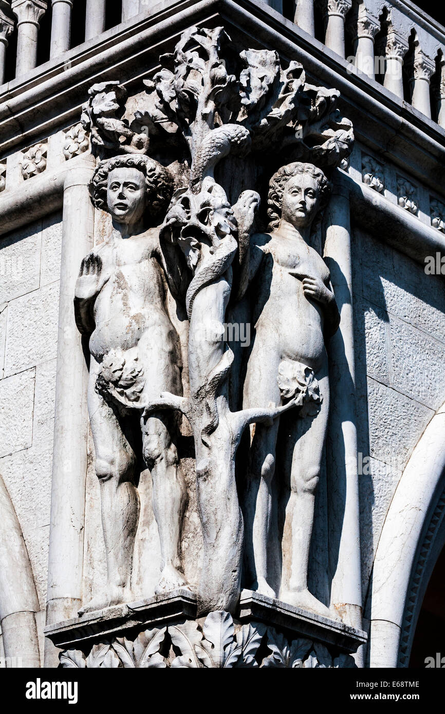 Detail von Adam und Eva Antonio Rizzo Skulptur auf den Dogenpalast, Markusplatz, Venedig, Veneto, Italien. Stockfoto