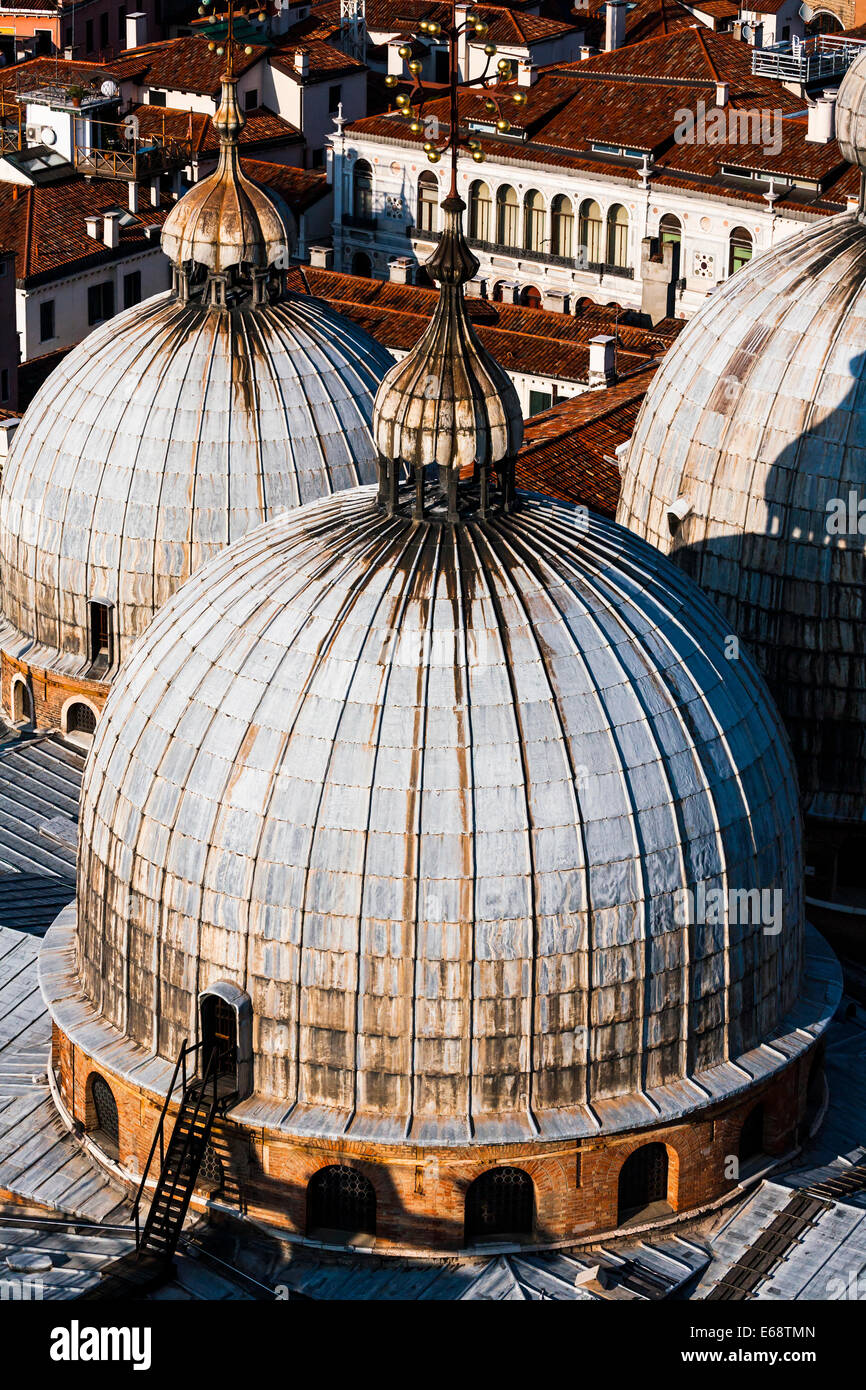 Die Kuppeln der Markusdom gesehen von oben, Venedig, Veneto, Italien Stockfoto