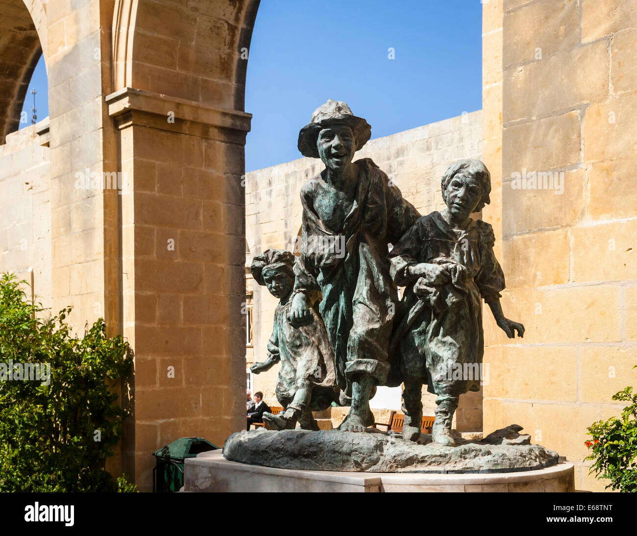 Antonio Sciortino Les Gavroches Darstellung drei Parisian Straße Seeigel, Upper Barracca Gardens, Valletta, Malta. Stockfoto