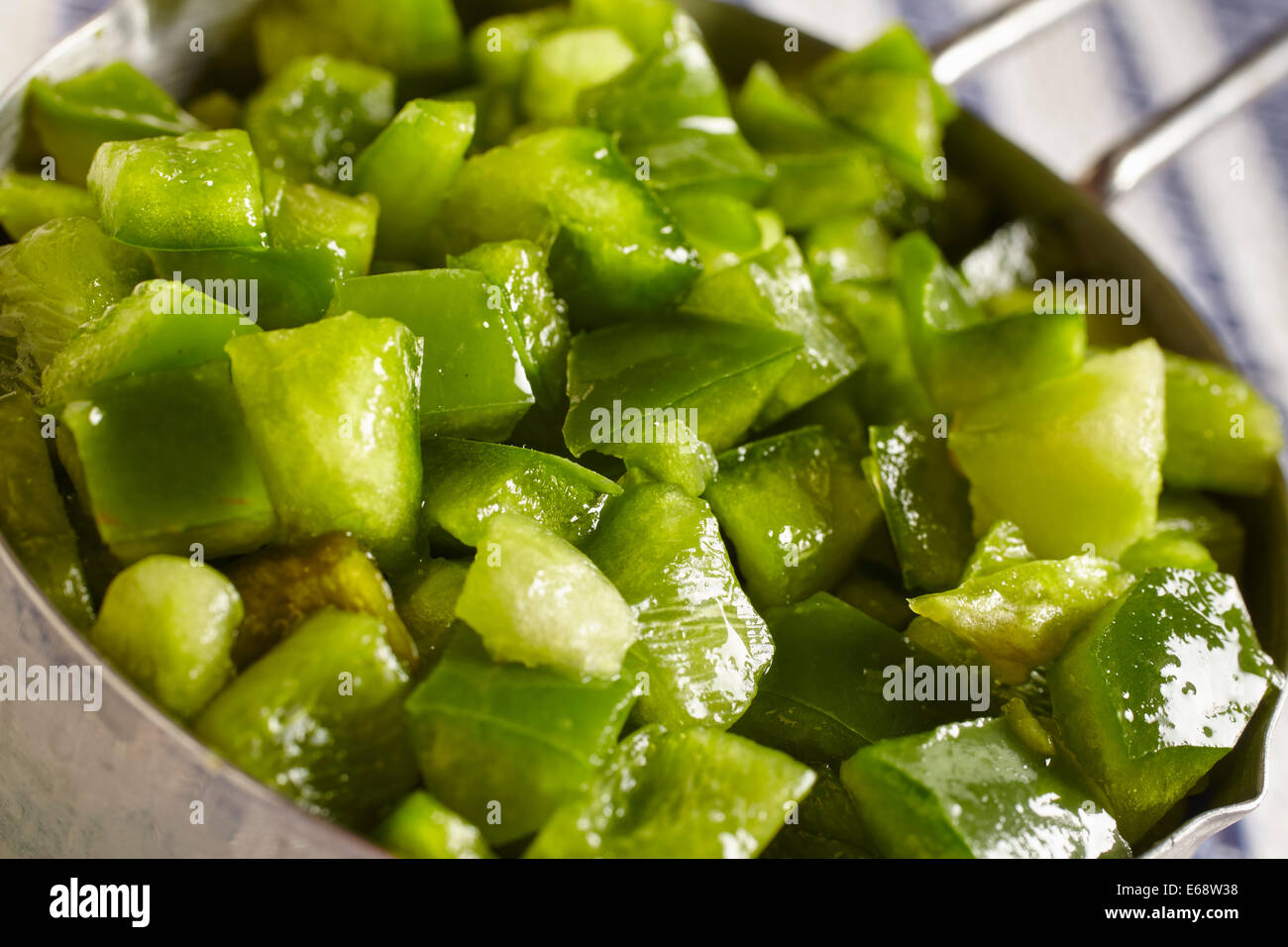 Tasse gehackte grüne Paprika Stockfoto