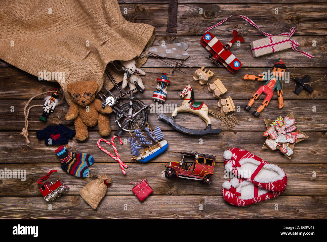 Weihnachten-Erinnerungen in der Kindheit: altes Zinn und verwendet Spielzeug auf hölzernen Hintergrund für Geschenke. Stockfoto